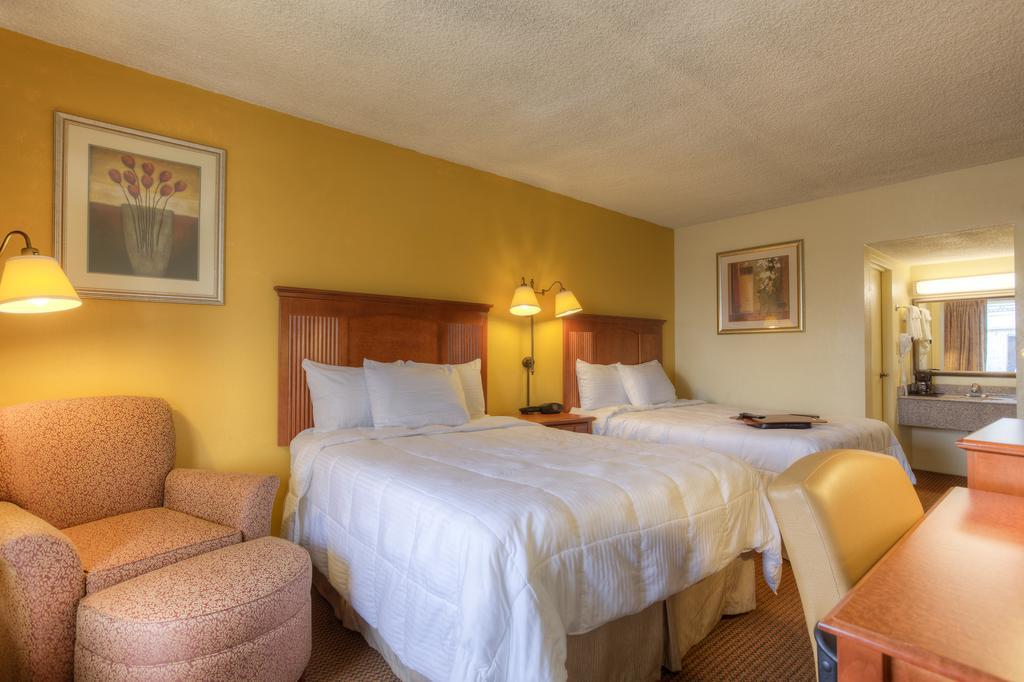 Econo Lodge Byron Quarto foto